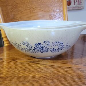 Vintage pyrex cinderella mixing bowl set